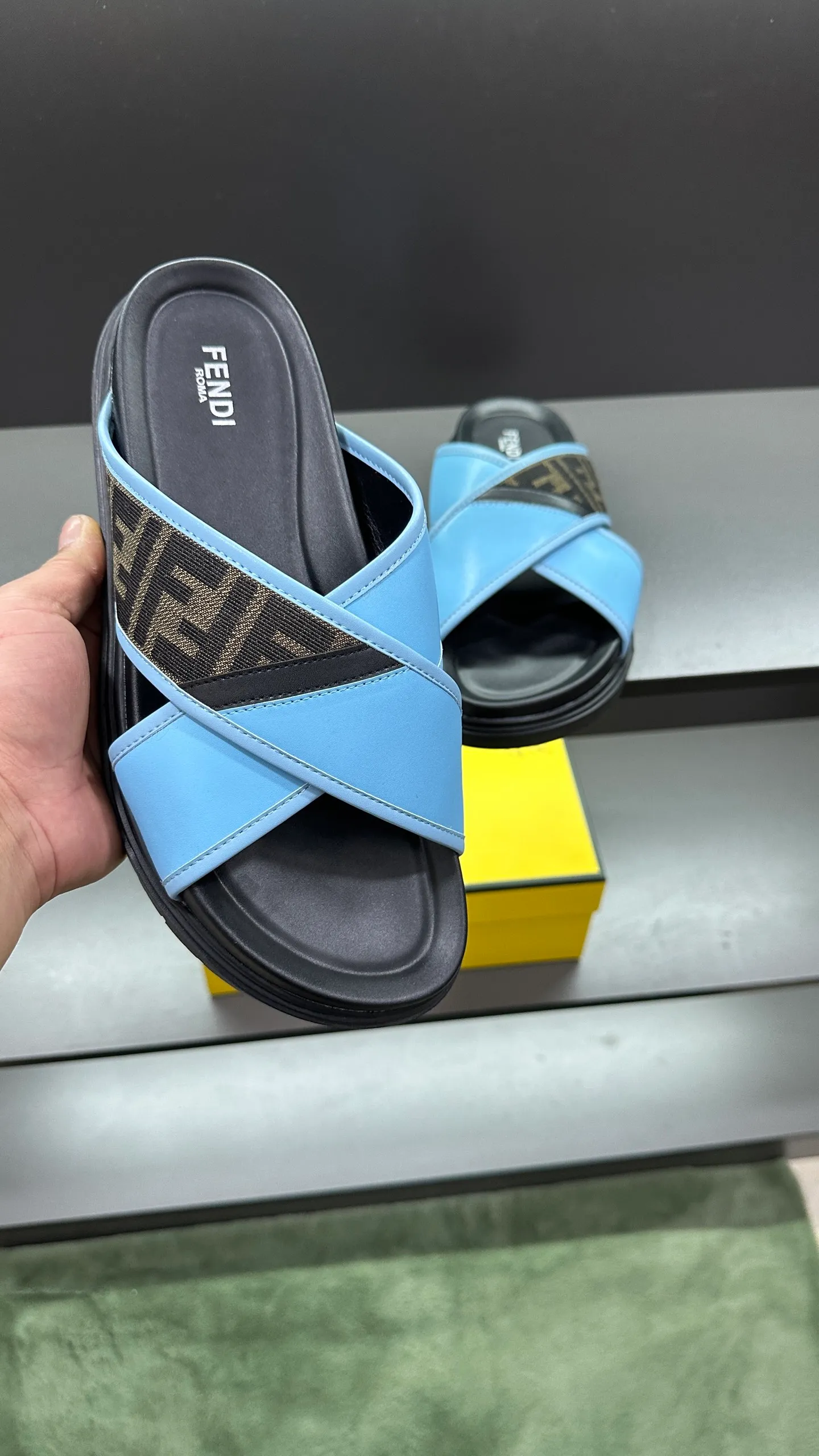 P300 [Fendi Slippers] High-end men's shoes brand, official website 1:1 latest masterpiece: original mold customization, fabrics made of imported original materials, upgraded outsole, lighter and non-slip. The market's top quality, simple yet tasteful, a must-have for fashionistas, fashionable at your feet, full of confidence, the same style at the counter 👍The season of summer slippers is here. Code: 38-45, 46 order
